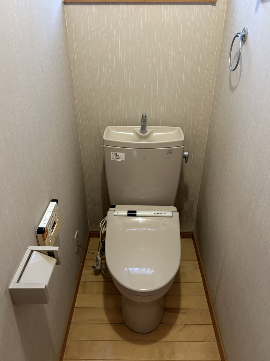 富士トーヨーのトイレをタンクレスにして見た目がスッキリ！の施工前の写真1