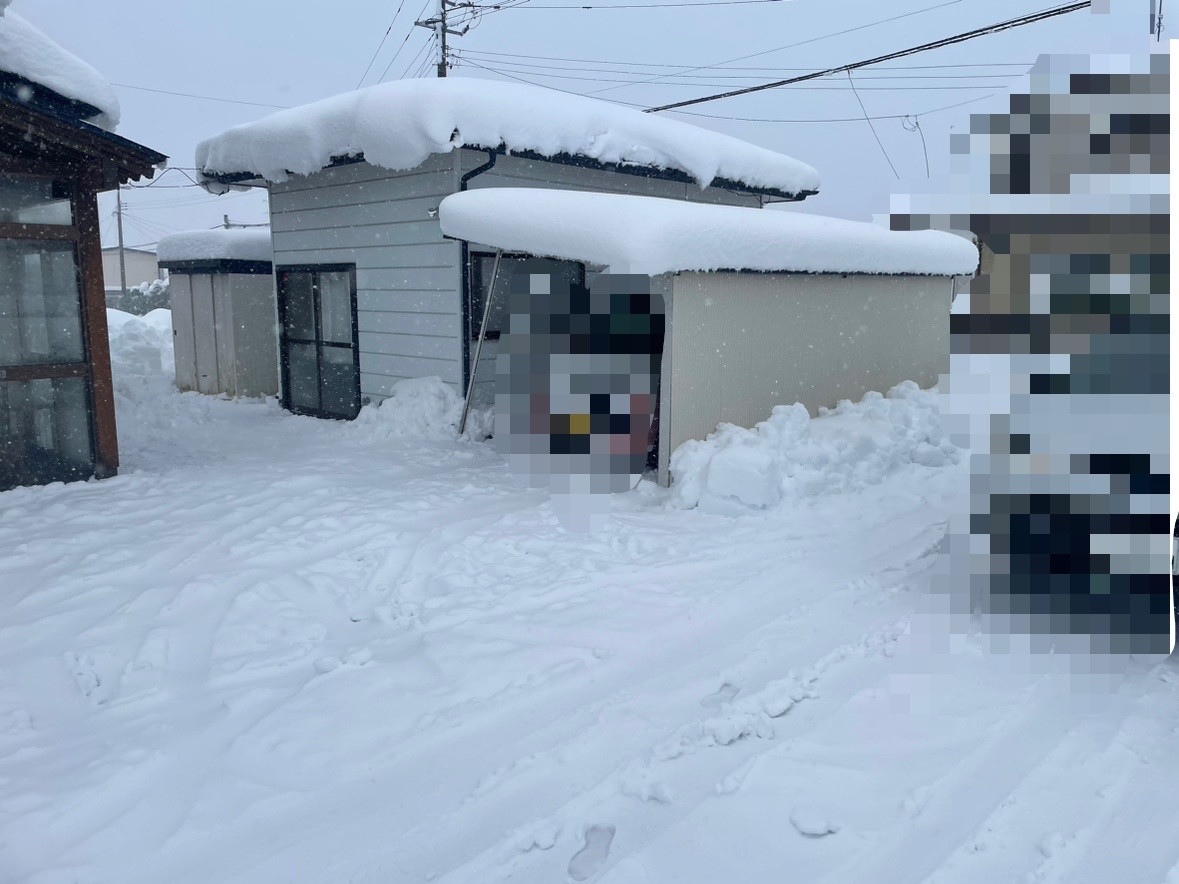 サントーヨー住器の【八戸市】今年の大雪でカーポートが壊れないか不安で交換の施工前の写真1