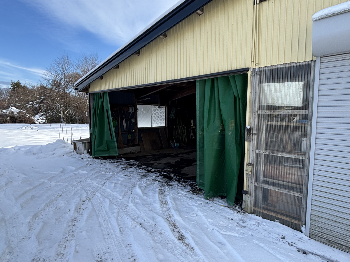 サントーヨー住器の【八戸市】雪・枯葉が入り込み掃除の手間がかかる車庫へカーテン設置の施工後の写真2