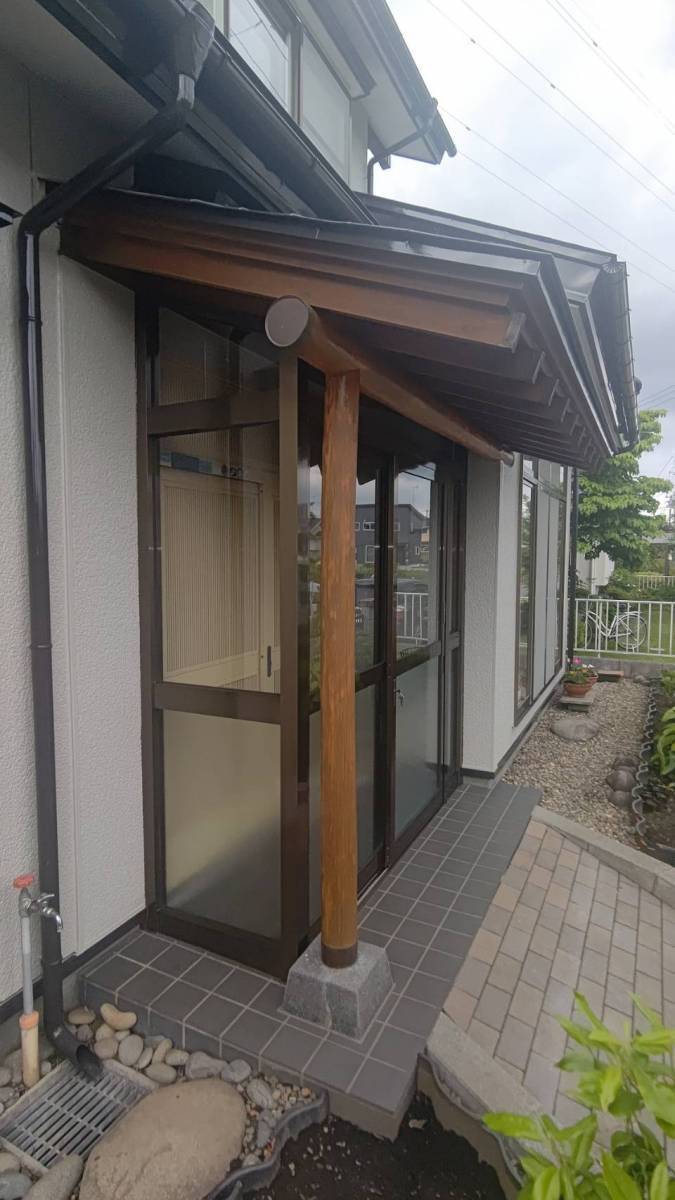 サントーヨー住器の【八戸市】風除室設置で花粉やホコリ等を遮り、室内をより快適に保ちます✨の施工後の写真2