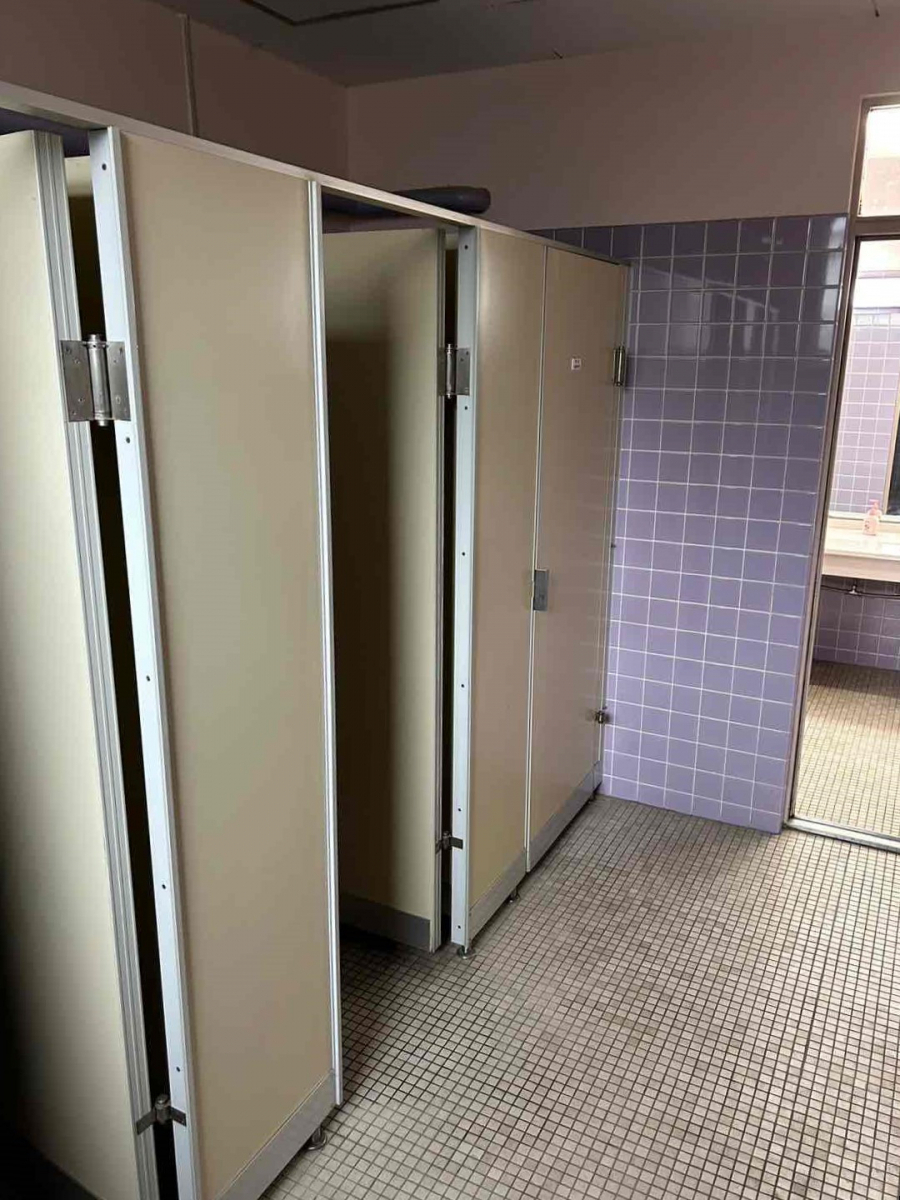 おさだガラスの施設トイレブース快適になりましたの施工前の写真1