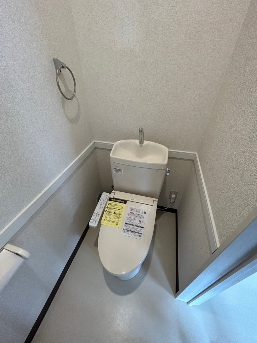 おさだガラスのフロアの一角にトイレを新設工事の施工後の写真3