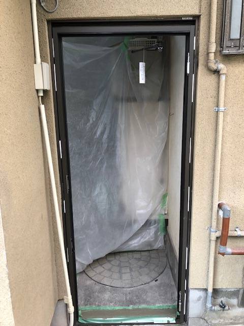 京都トーヨー住器の暗くなりがちな勝手口、採風タイプでリフレッシュ！の施工前の写真2