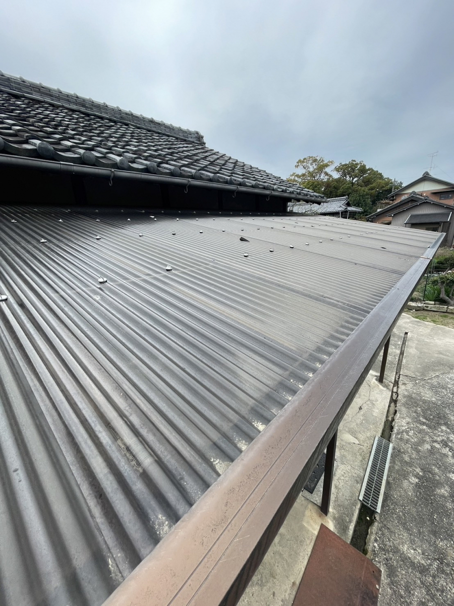 原金物サッシセンター 北名古屋の樋から雨水があふれ出で困った！！の施工前の写真1