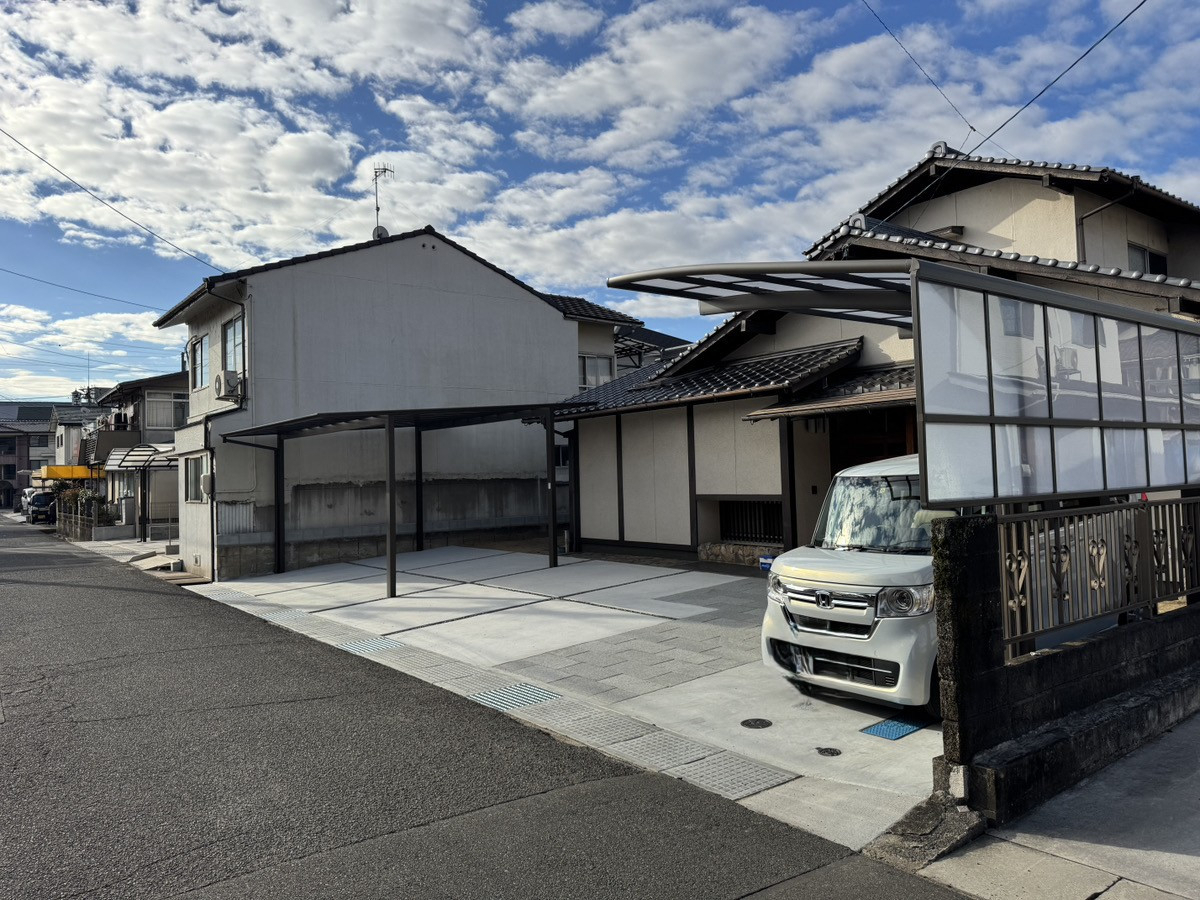 カワバタトーヨー住器の福山市S様邸　駐車場の拡張工事の施工後の写真1