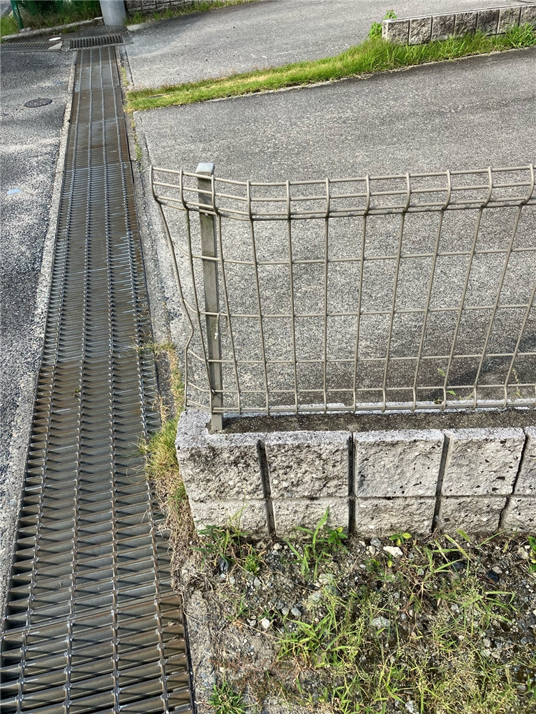 トータスエステートの【広島市安佐北区】フェンスの修理を承りました。の施工前の写真3