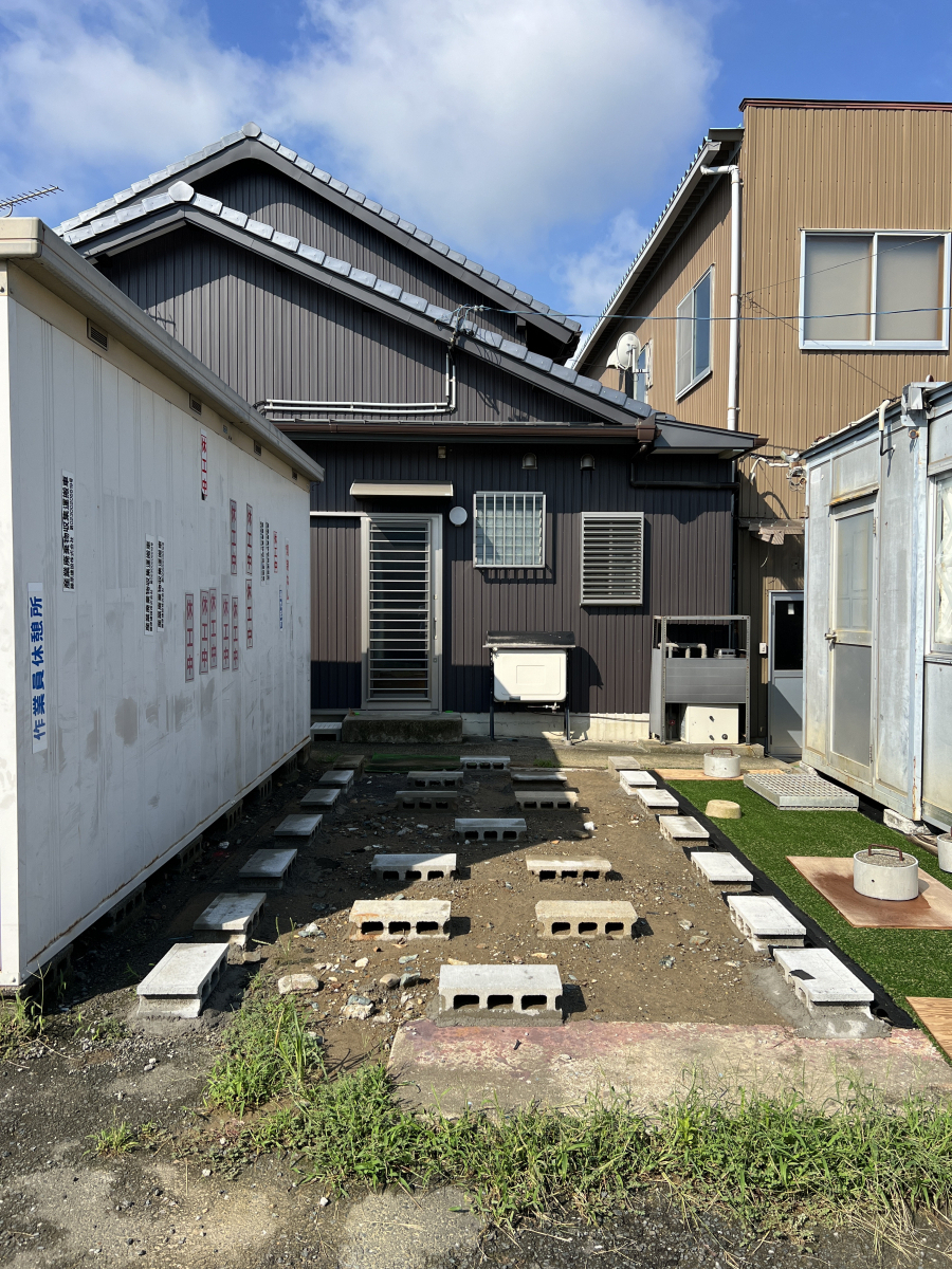 中嶋トーヨー住器の【豊川市】イナバ大型物置(雨樋付き)　フォルタ　設置工事の施工前の写真1