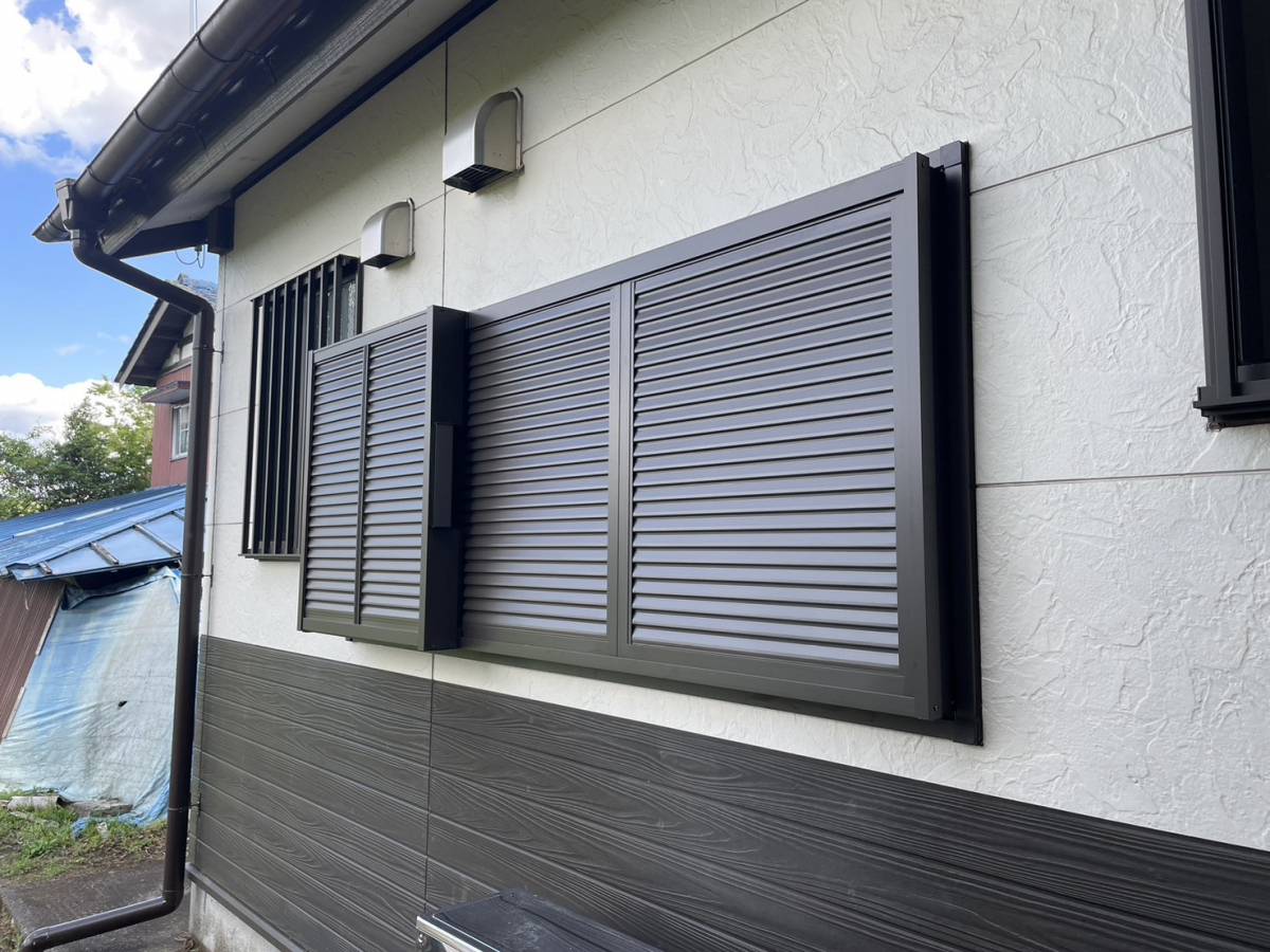 ホテイヤトーヨー住器の【芳賀郡益子町】強風や飛来物から窓を守ります!雨戸を取付て安全な生活へ♪の施工後の写真1