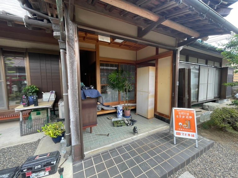 藤野トーヨー住器 市原の『千葉県市原市』玄関引戸交換工事の施工前の写真3